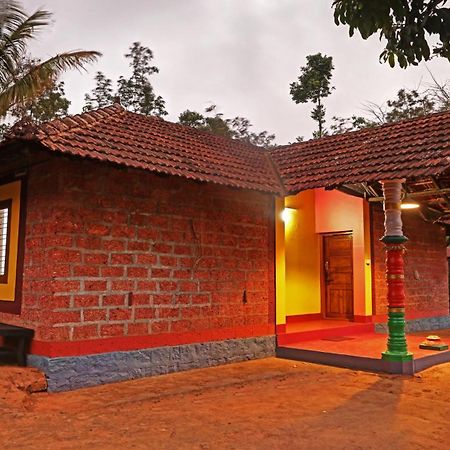 Hotel Allaranda Homestay 마디케리 외부 사진