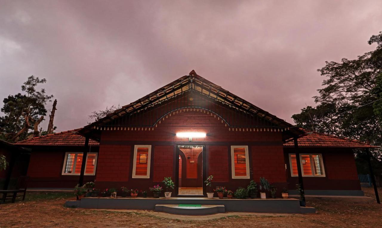 Hotel Allaranda Homestay 마디케리 외부 사진